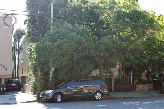 11930 Montana Ave in Los Angeles, CA - Foto de edificio - Building Photo