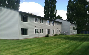 Saginaw Village in Hines, OR - Foto de edificio - Building Photo