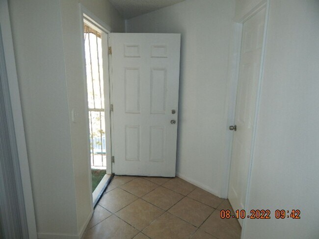 2185 Exeter Dr in Las Vegas, NV - Building Photo - Building Photo