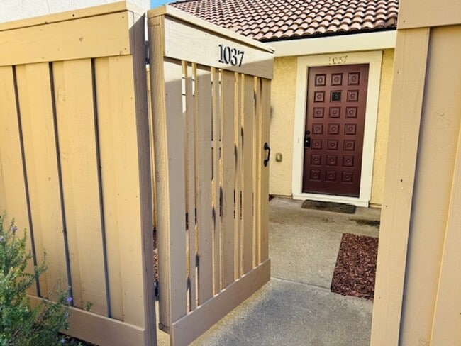 1037 Northoak Dr in Walnut Creek, CA - Building Photo - Building Photo