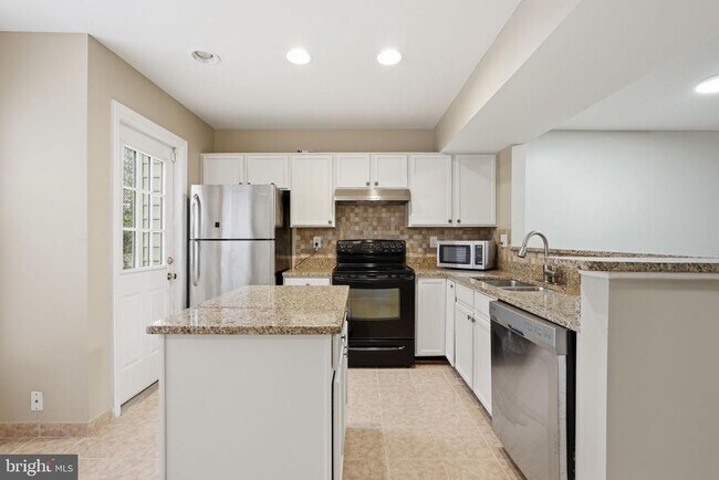 8074 Sebon Dr in Vienna, VA - Foto de edificio - Building Photo