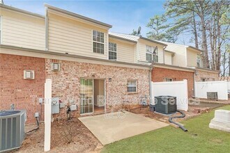 1102 Pleasant Oaks Ct in Lawrenceville, GA - Foto de edificio - Building Photo