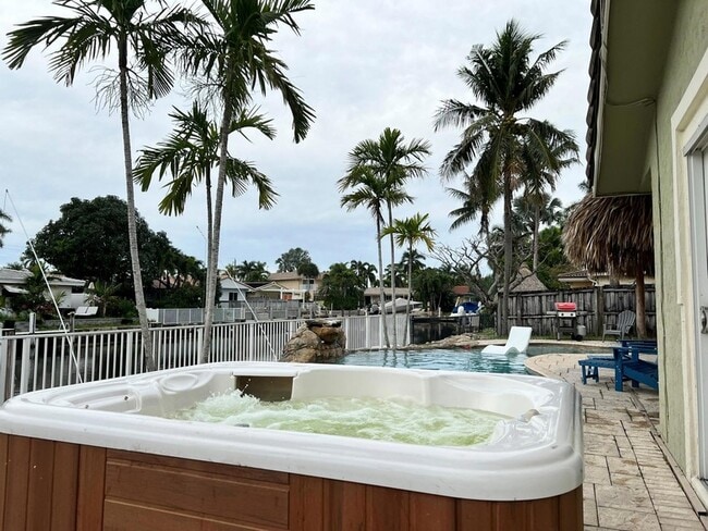 5911 NE 15th Ave in Fort Lauderdale, FL - Foto de edificio - Building Photo