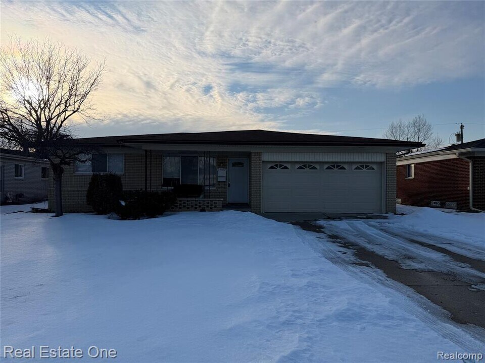 34639 Richard O Dr in Sterling Heights, MI - Building Photo