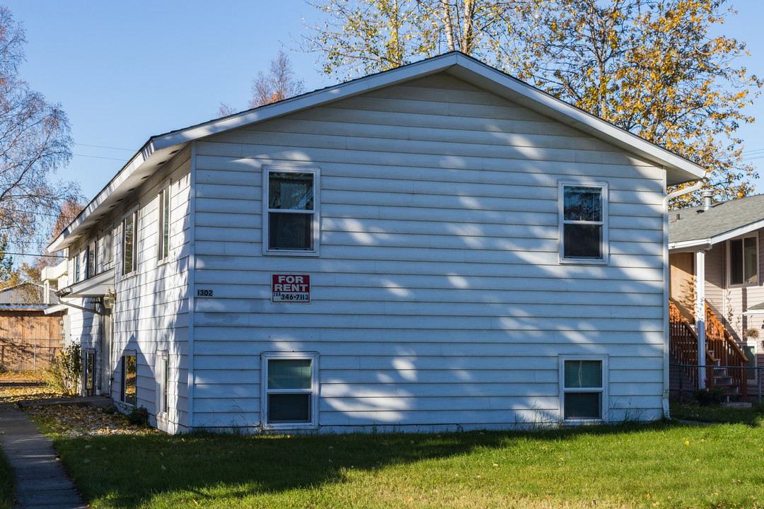 1302 Juneau St in Anchorage, AK - Building Photo