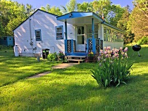111 Causeway Rd in Colchester, VT - Foto de edificio - Building Photo