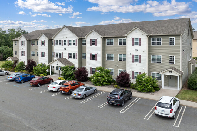 Golden Ridge Apartments in Monticello, NY - Foto de edificio - Building Photo