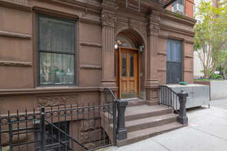 304 E 93rd St in New York, NY - Building Photo - Building Photo