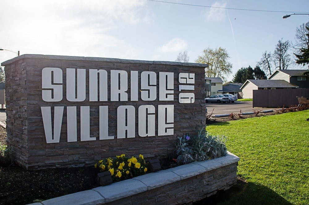 Sunrise Village in Portland, OR - Foto de edificio