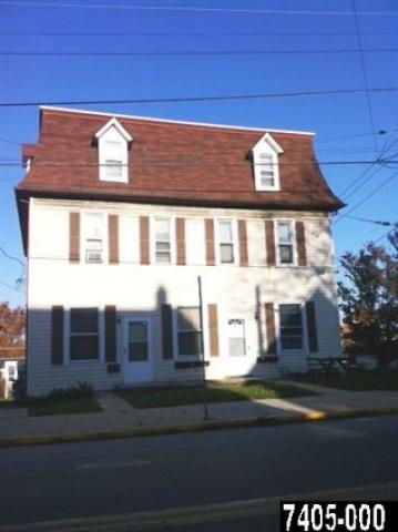 401-403 W Broadway St in Red Lion, PA - Building Photo