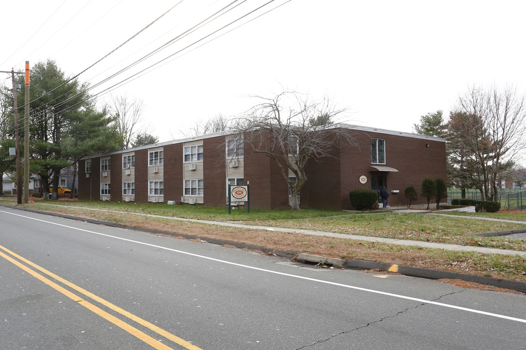 Brandon Hall Apartments in West Haven, CT - Building Photo