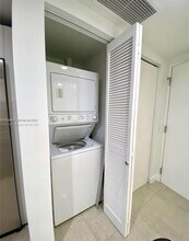 185 SW 7th St, Unit 1406 in Miami, FL - Building Photo - Building Photo