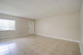 1104 Meadows Cir in Boynton Beach, FL - Building Photo - Building Photo