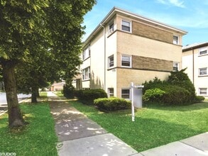 4752 N Menard Ave in Chicago, IL - Building Photo - Building Photo