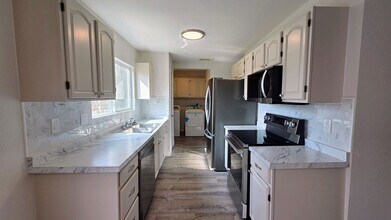 3717 Candlecreek Ct in San Antonio, TX - Building Photo - Building Photo