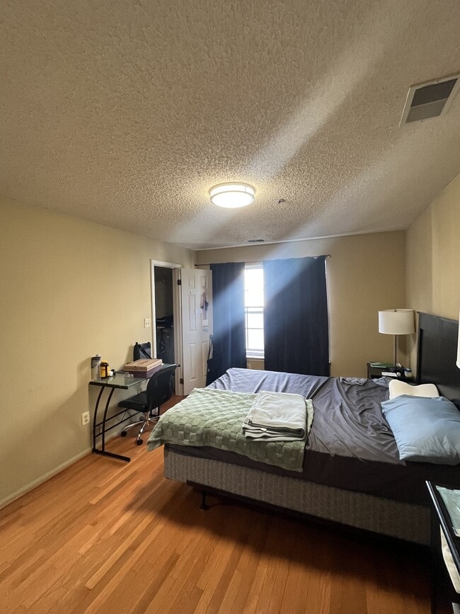 30 Richmond Street4 - Master Bedroom in Newark, NJ - Building Photo - Building Photo