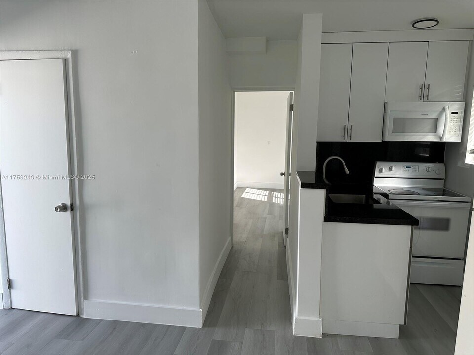 2765 NW 55th St in Miami, FL - Building Photo