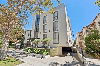 212 S Arnaz Dr in Beverly Hills, CA - Building Photo - Building Photo