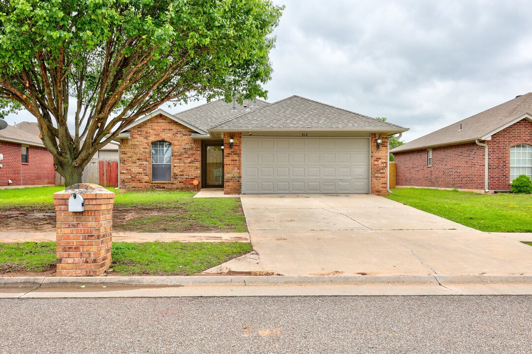 312 SW 40th St in Moore, OK - Building Photo