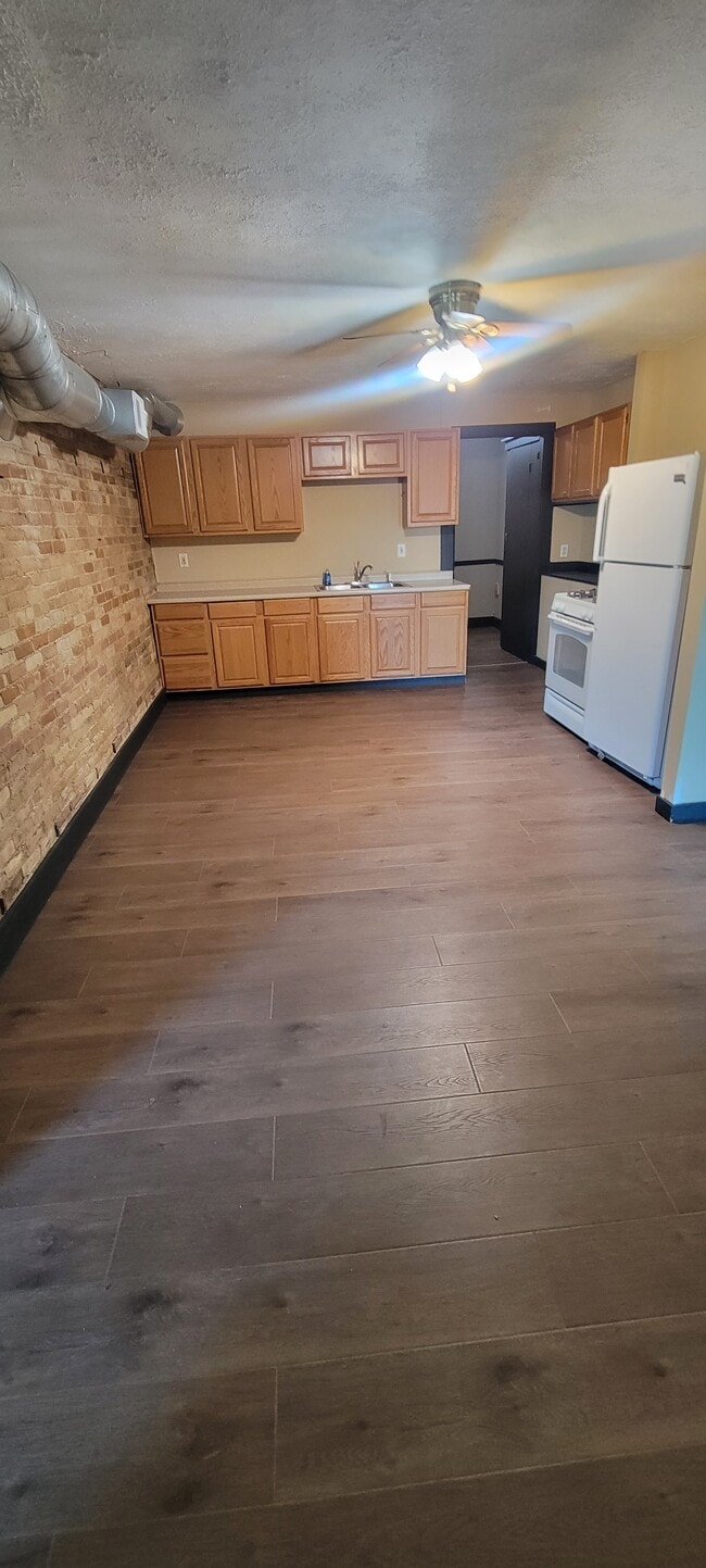 100 W Cass St, Unit Apartment2