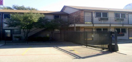 Midway Inn Apartments in Arlington, TX - Foto de edificio - Building Photo