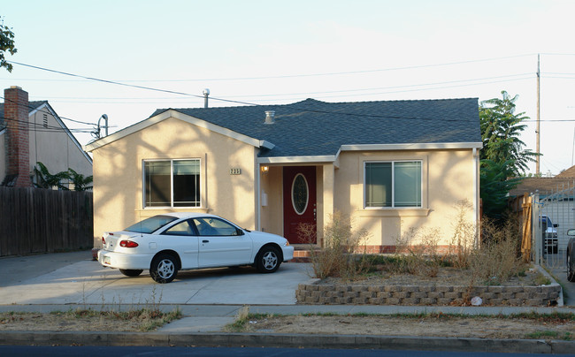 235 N 11th St in San Jose, CA - Foto de edificio - Building Photo