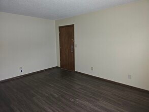 2255 8th Ave, Unit #2 in Marion, IA - Foto de edificio - Building Photo