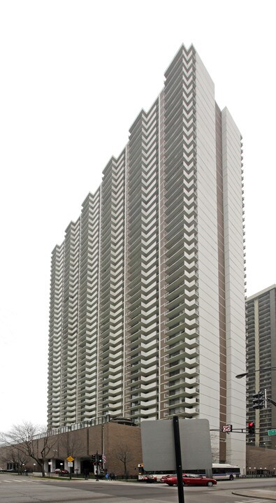 Malibu East Condominium in Chicago, IL - Building Photo