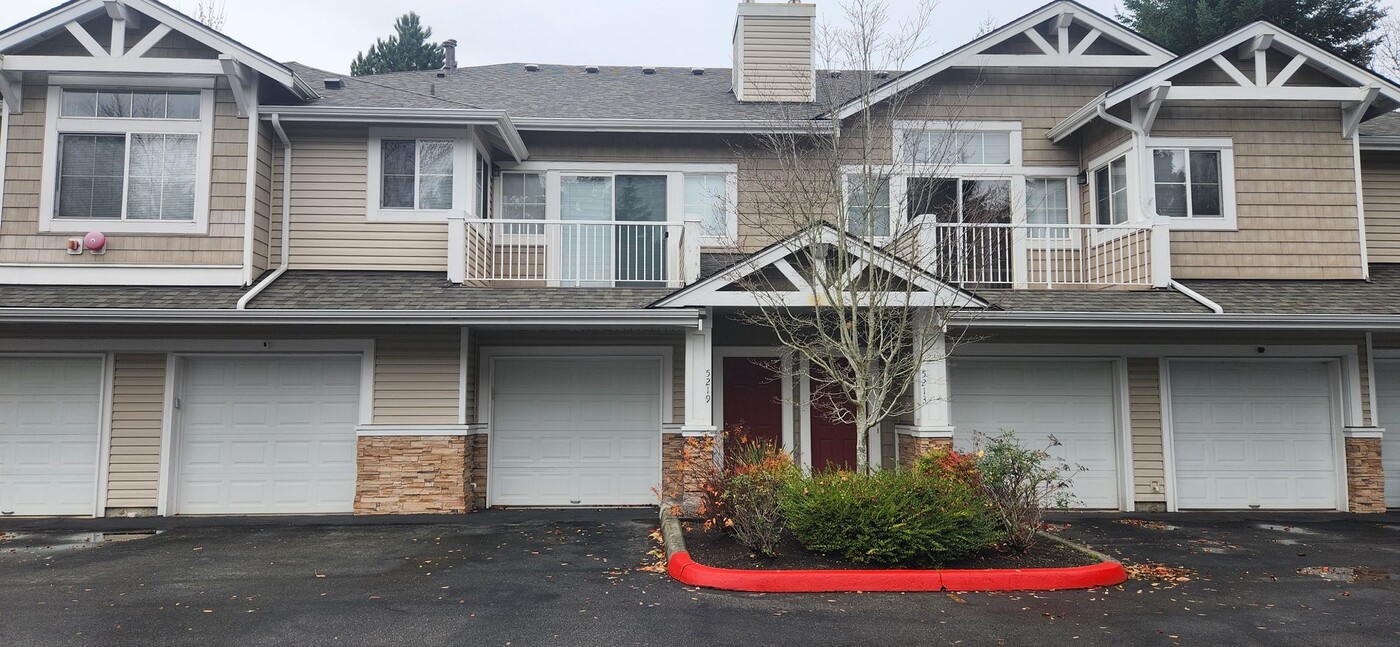 5219 238th Ln SE in Issaquah, WA - Foto de edificio