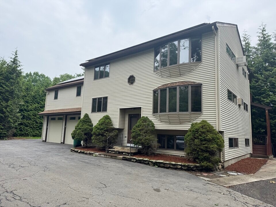 271 Wanoosnoc Rd in Fitchburg, MA - Building Photo