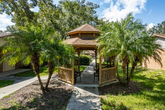 Lakebreeze Apartments in Tavares, FL - Foto de edificio - Building Photo