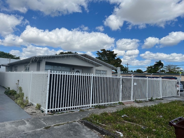 101 W 10th St in Hialeah, FL - Building Photo - Building Photo