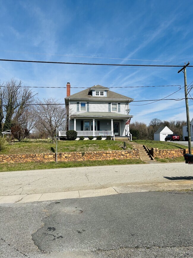 330 Main St in Madison Heights, VA - Building Photo - Building Photo