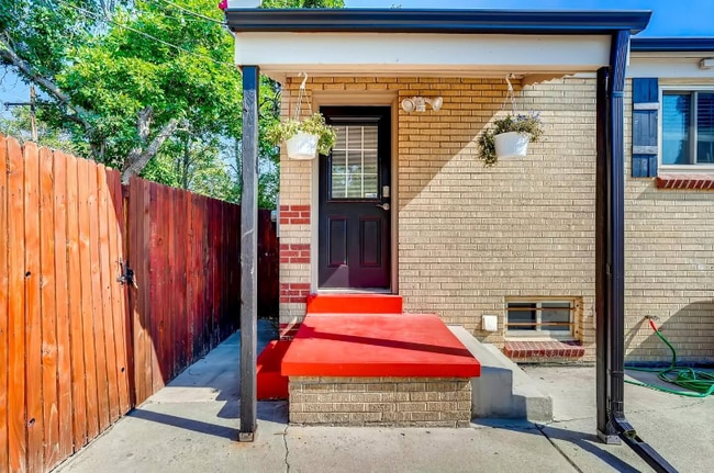 1367 S Beach Ct in Denver, CO - Foto de edificio - Building Photo