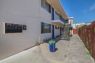 1433 Dwight Way in Berkeley, CA - Foto de edificio - Building Photo