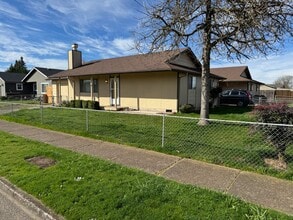490 N 38th Pl in Springfield, OR - Building Photo - Building Photo