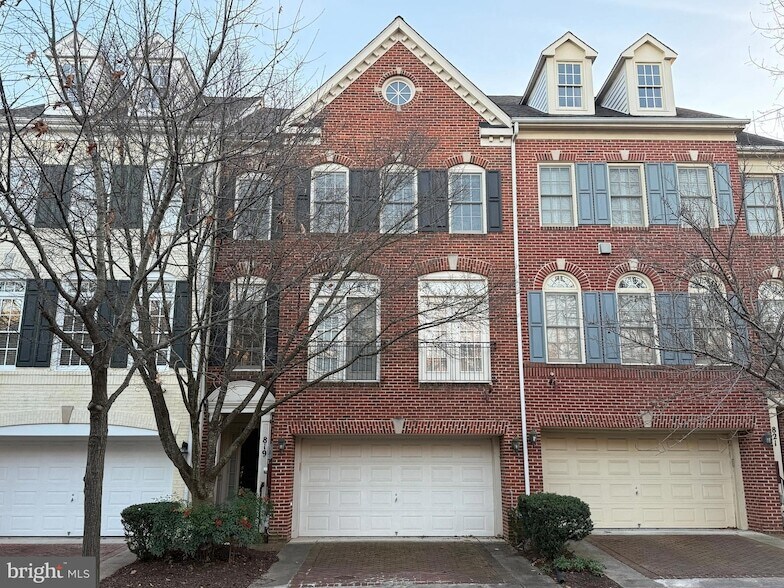819 Oak Knoll Terrace in Rockville, MD - Building Photo