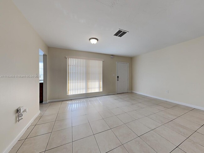 18512 NW 23rd Ct in Miami Gardens, FL - Foto de edificio - Building Photo