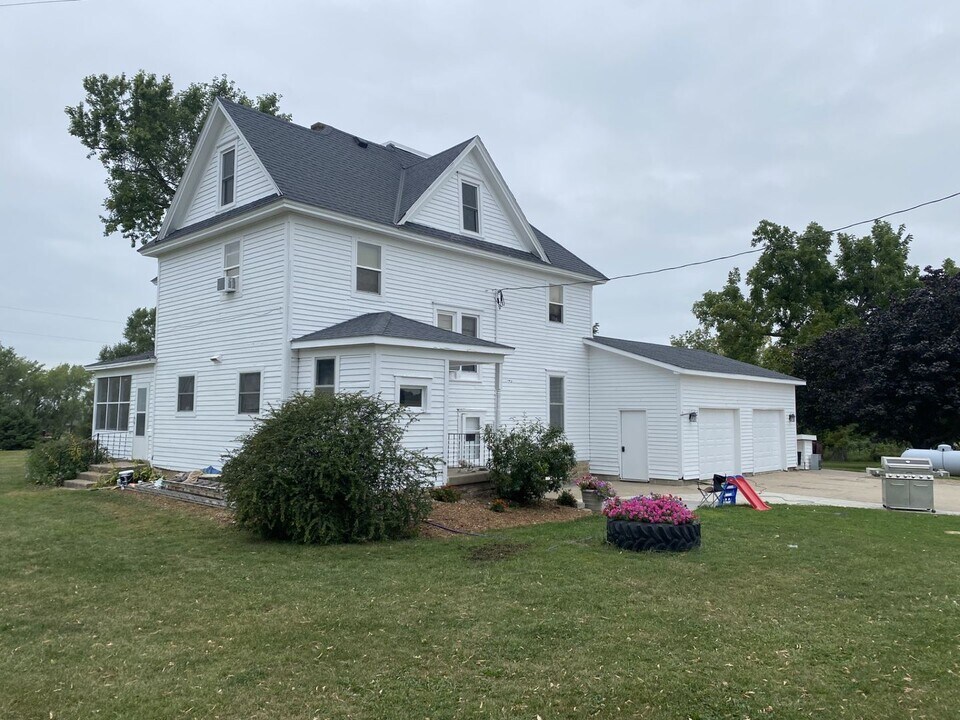 12083 Hall Ave in Northfield, MN - Building Photo