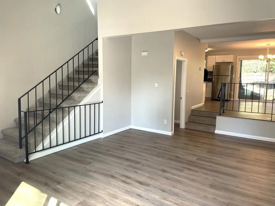271 Cervantes in Lake Oswego, OR - Building Photo