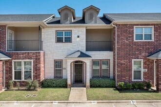 Spacious 3 Bed, 3.5 Bath Condo in Great Co... in College Station, TX - Building Photo - Building Photo