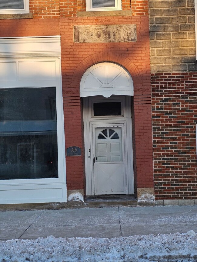 106 N Findlay Rd in Haskins, OH - Foto de edificio - Building Photo