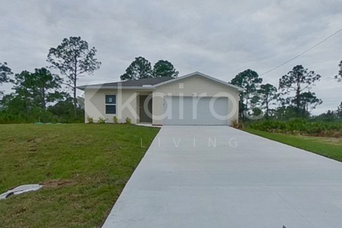 1127 Bayliss St E in Lehigh Acres, FL - Building Photo