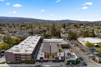 910 Woodside Rd in Redwood City, CA - Building Photo - Building Photo