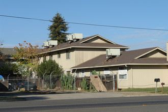 Kelly Ave in Merced, CA - Building Photo - Building Photo