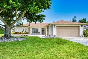 4332 Beechwood Lake Dr in Naples, FL - Building Photo