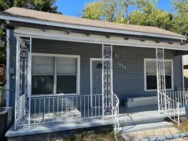 1023 N Cherry St in San Antonio, TX - Building Photo