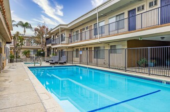 Carson Oakwood Apartments in Sherman Oaks, CA - Building Photo - Building Photo