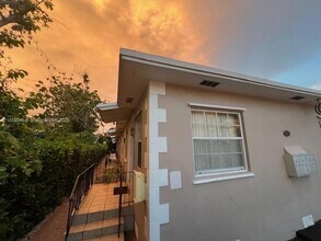 441 SW 10th St in Miami, FL - Foto de edificio - Building Photo