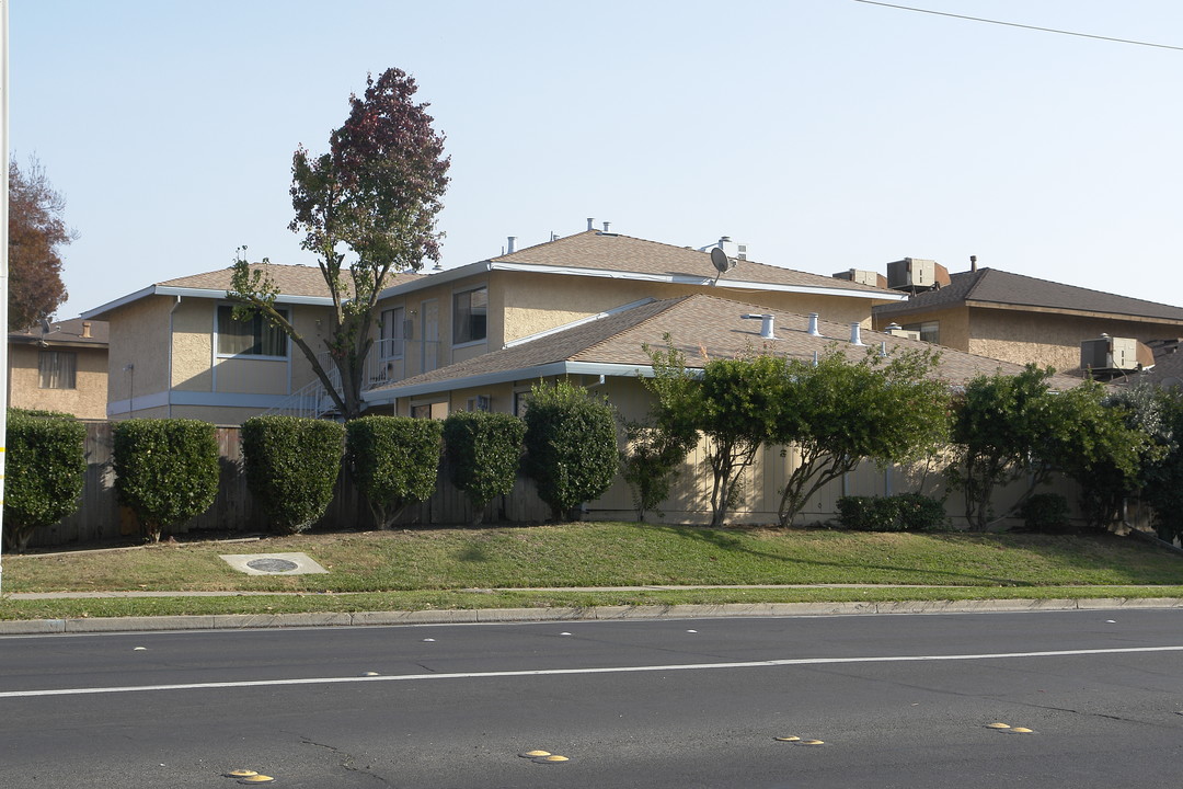 3370 R St in Merced, CA - Building Photo